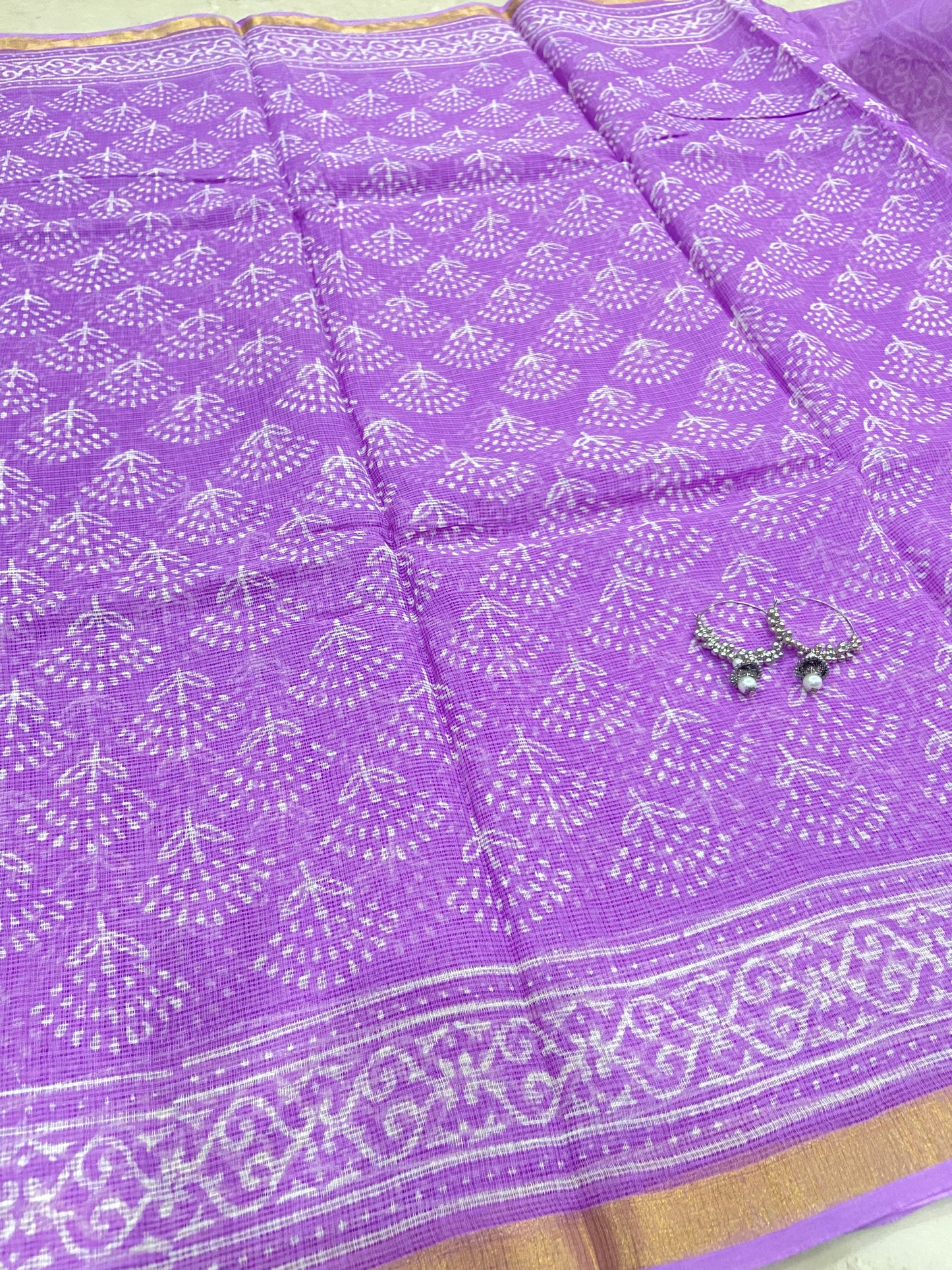 Lavender and white flower buttis cotton kota doria saree