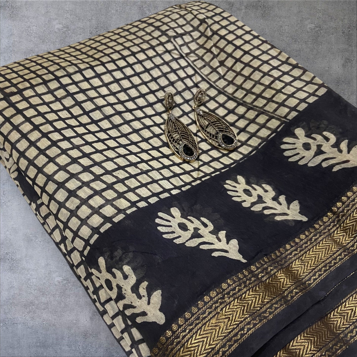 Black and white checkered maheshwari cotton silk zari border saree